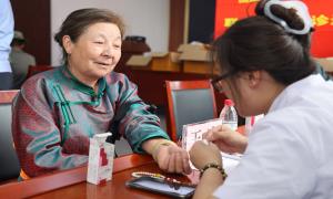 “送医送药下基层”医疗队暖心服务巴彦淖尔戍边民警群众