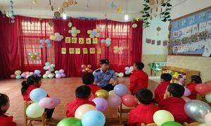 警徽映童心