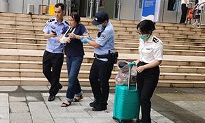 移民管理警察现场救助1名不慎摔伤外籍旅客