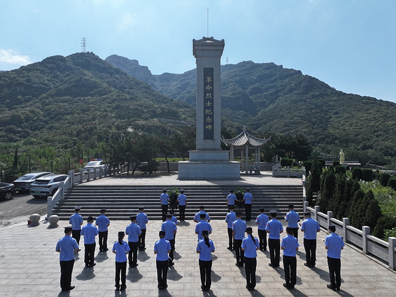 图1为：民警代表在革命烈士纪念碑前列队.jpg