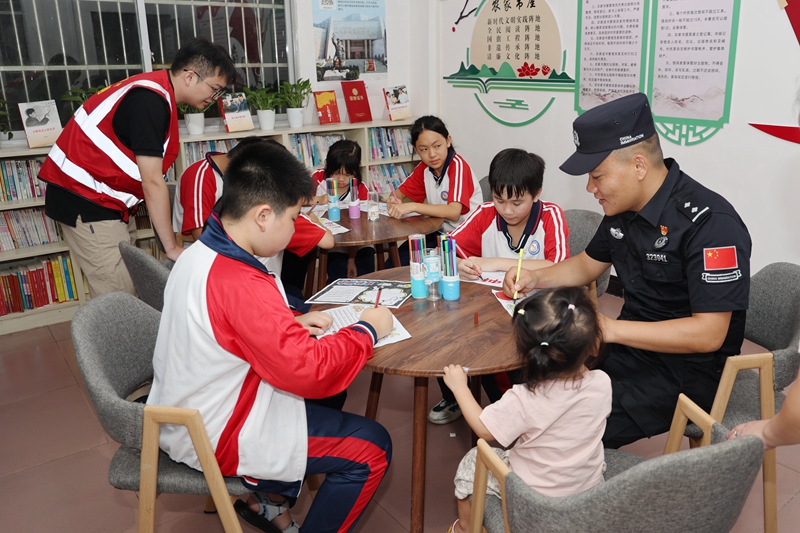 民警与边境孩子们一起绘画手抄报。陈嘉宇 摄.jpg