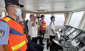 石岛边检站联合成山头海事处开展锚地巡查专项行动