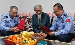营口鲅鱼圈边检站走访慰问驻地烈属