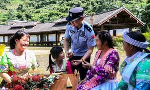 边关苗寨警民共庆佳节