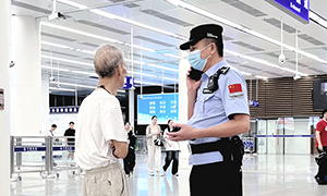 八旬老人外出迷路口岸 边检民警援助平安回家