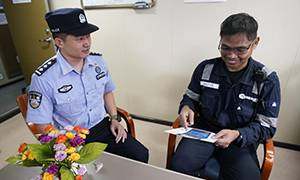 共赏国门月 警民享团圆