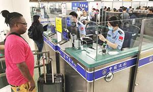暑期两月皇岗边检站查验出入境人员逾1200万人次