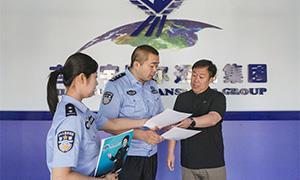 圈河边检站开展“送法进企业 护航保通关”活动