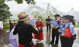 景中有“警” “警”在安在 ——记德天女警先锋队