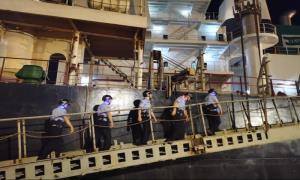 边检民警中秋坚守岗位 守护万家团圆