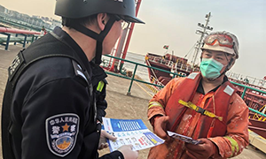 镇海边检机关开展“警民同心 共筑平安港区”警察节普法宣传活动