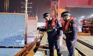 2025年安徽口岸首艘外轮从马鞍山出境，移民管理警察坚守国门保通关