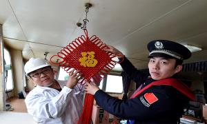 登轮送“福” 共庆新春佳节