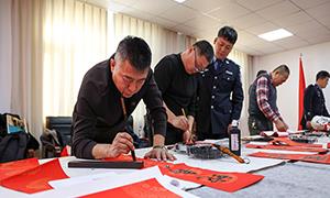 三合边检站开展“迎新春 送万福”书画进警营活动
