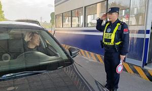 倾力保畅通 情暖归乡路