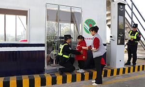 元旦暖心一幕，妻女为执勤民警送水饺