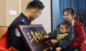 送奖上门励警心