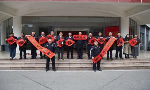钦州边检站携手钦州市图书馆开展“笔墨书丹心 春联润警营”活动