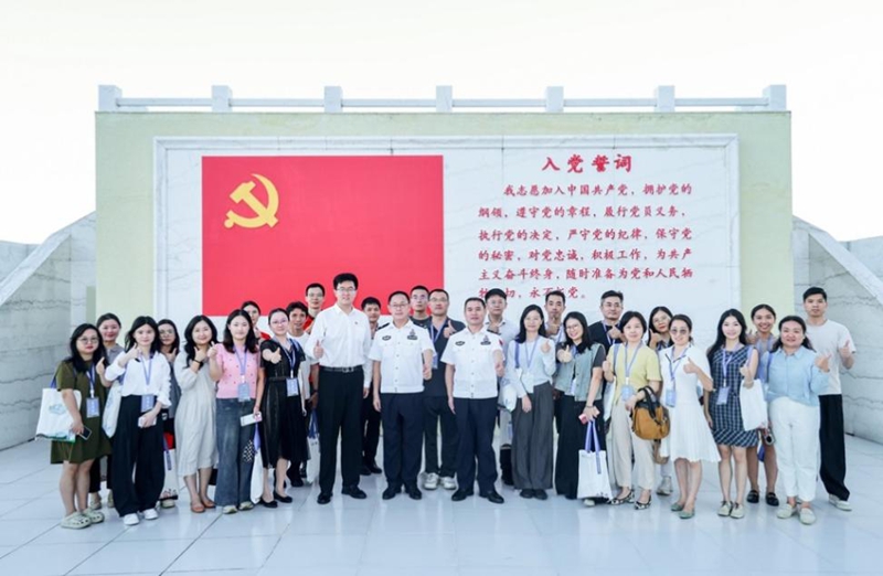 参与活动的一行人在皇岗口岸旗楼合影留念.jpg 参与活动的一行人在皇岗口岸旗楼合影留念.jpg