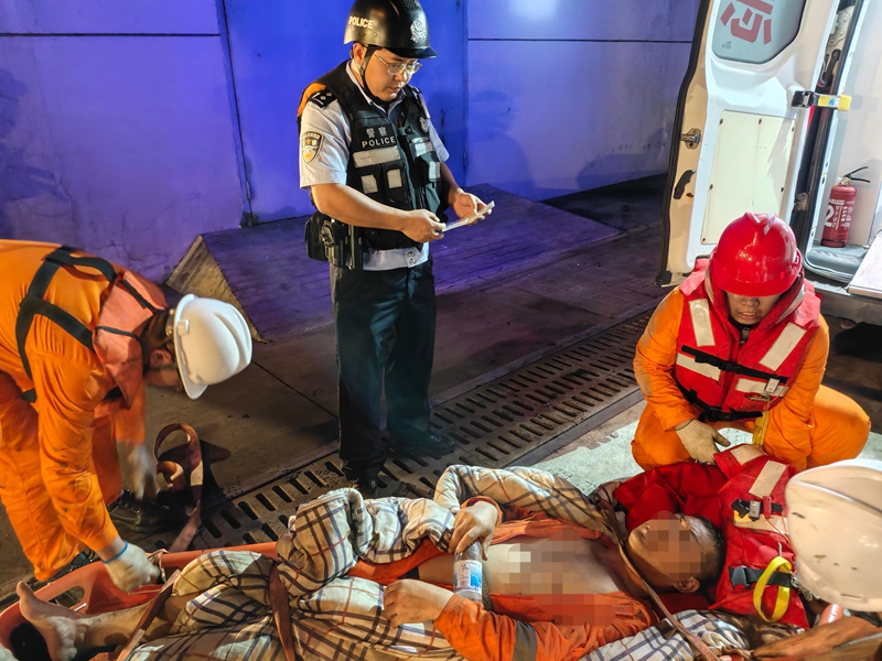图为10月4日深夜,莆田移民管理警察帮助巴拿马籍“幸运荣耀”轮受伤船员登陆转运治疗。 .jpg 图为10月4日深夜,莆田移民管理警察帮助巴拿马籍“幸运荣耀”轮受伤船员登陆转运治疗。 .jpg