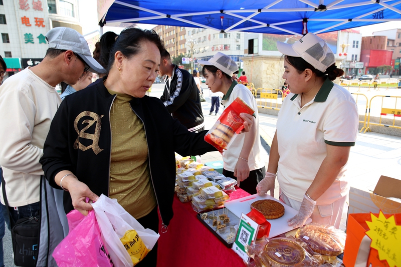 市民在挑选月饼 刘嘉颖摄.jpg 市民在挑选月饼 刘嘉颖摄.jpg
