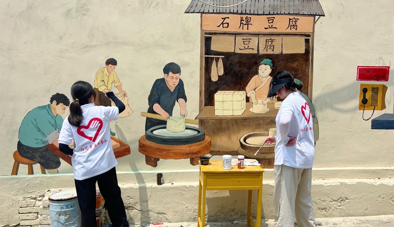 湖北工业大学艺术设计学院师生在荆门市石牌镇药王街创作《老街新景》 墙绘 摄影:安从斌.jpg 湖北工业大学艺术设计学院师生在荆门市石牌镇药王街创作《老街新景》 墙绘 摄影:安从斌.jpg