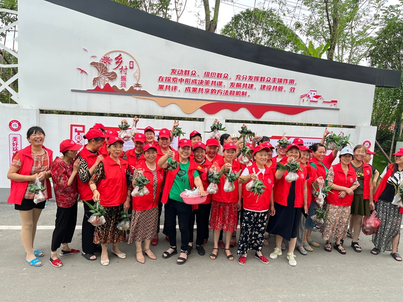 长兴铺村莲棉志愿服务队开展端午节志愿服务活动.jpg 长兴铺村莲棉志愿服务队开展端午节志愿服务活动.jpg