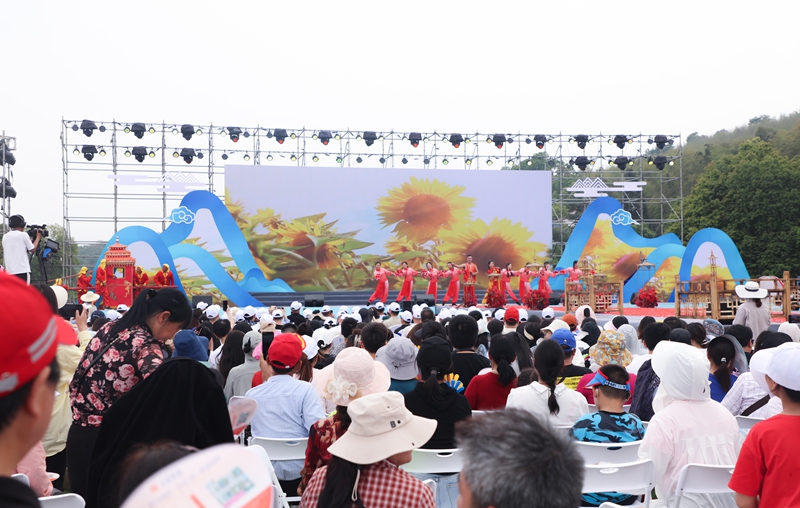 荆州市公安县“黄山晓黛”生态旅游季活动现场, 演员表演传统民俗婚礼《花轿出行》 拍摄:公安县融媒体中心.jpg 荆州市公安县“黄山晓黛”生态旅游季活动现场, 演员表演传统民俗婚礼《花轿出行》 拍摄:公安县融媒体中心.jpg