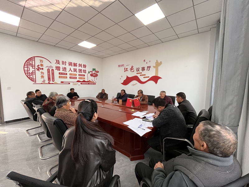 村民代表在鄂州市梁子湖区陈太村议事厅参加议事会.jpg 村民代表在鄂州市梁子湖区陈太村议事厅参加议事会.jpg