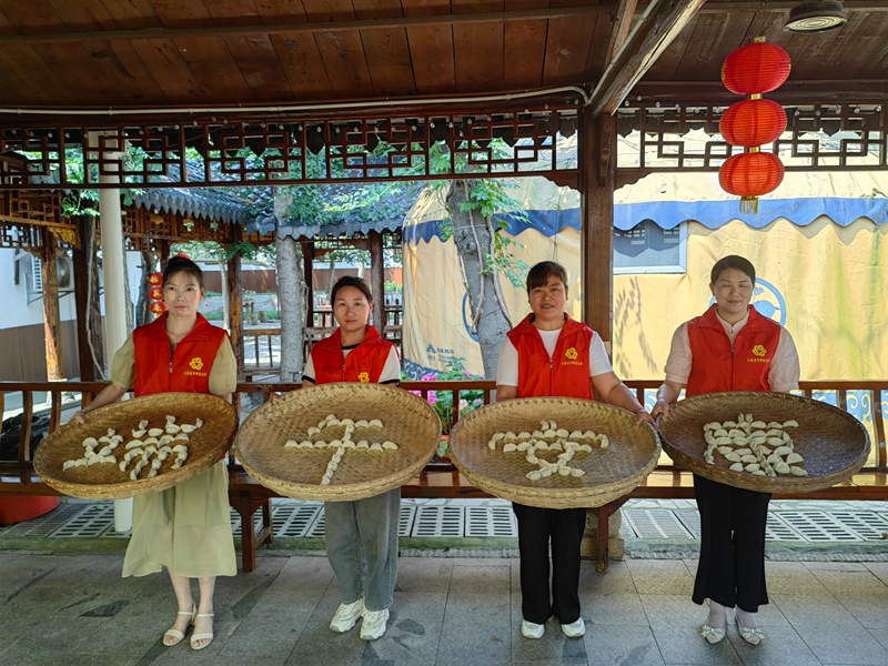 孝感市大悟县三里城镇马鞍村,村民在幸福食堂过端午.jpg 孝感市大悟县三里城镇马鞍村,村民在幸福食堂过端午.jpg