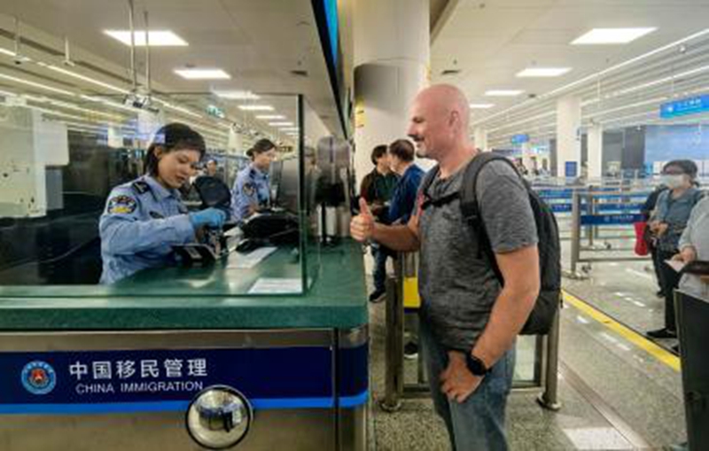 罗马尼亚籍商客为皇岗边检站移民管理警察专业高效服务点赞.jpg 罗马尼亚籍商客为皇岗边检站移民管理警察专业高效服务点赞.jpg