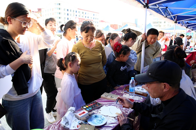 市民在观看团扇制作过程 刘嘉颖摄.jpg 市民在观看团扇制作过程 刘嘉颖摄.jpg