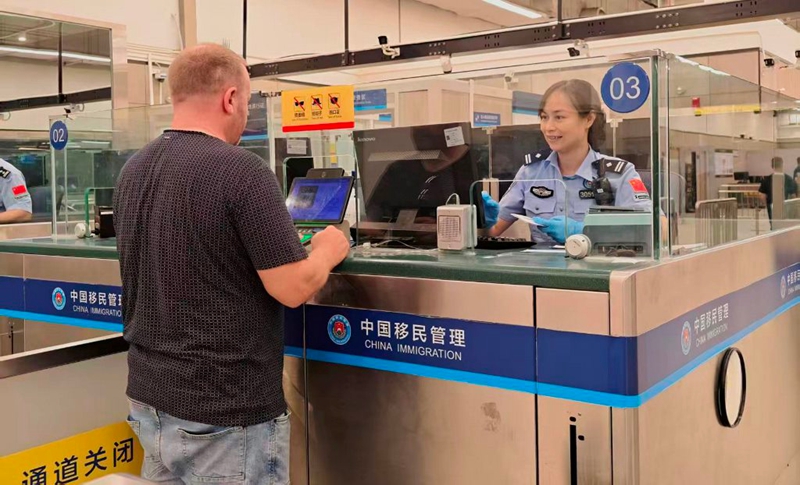 皇岗边检站民警高效快捷为参加广交会外国商客办理入境手续.jpg 皇岗边检站民警高效快捷为参加广交会外国商客办理入境手续.jpg