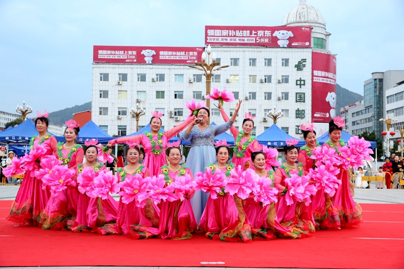 “双节同辉·共谱华章”群众文艺汇演热闹开唱 刘嘉颖摄.jpg “双节同辉·共谱华章”群众文艺汇演热闹开唱 刘嘉颖摄.jpg