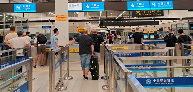 皇岗边检站开足通道保障参加广交会的外国商客通关便捷丝滑.jpg 皇岗边检站开足通道保障参加广交会的外国商客通关便捷丝滑.jpg