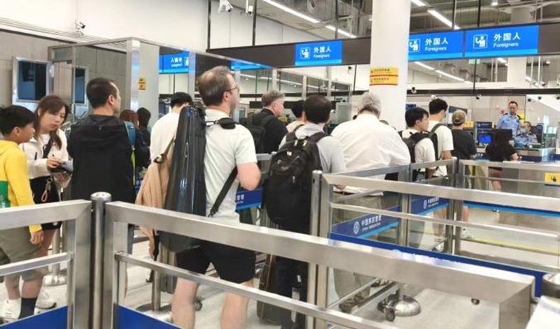 大批赴广州参加广交会的外籍商客经皇岗口岸外国人通道便捷入境.jpg 大批赴广州参加广交会的外籍商客经皇岗口岸外国人通道便捷入境.jpg