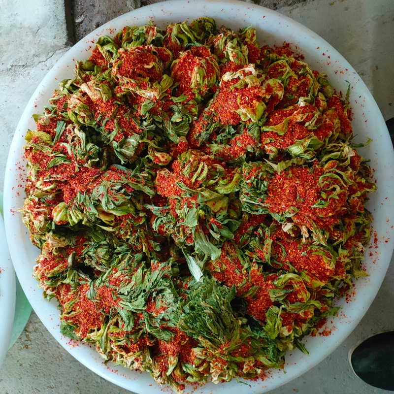 等待装坛的建南咸菜(受访者供图).jpg 等待装坛的建南咸菜(受访者供图).jpg