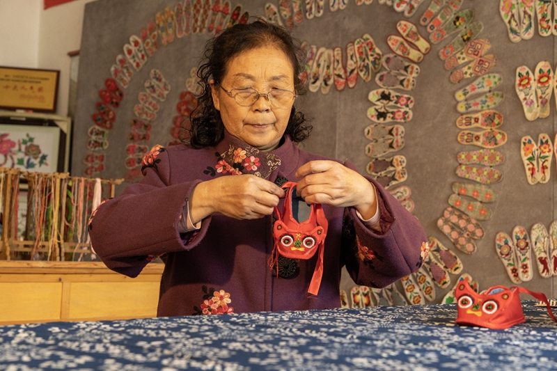 黄冈市红安县国家级非遗“绣活”代表性传承人刘寿仙.jpg 黄冈市红安县国家级非遗“绣活”代表性传承人刘寿仙.jpg