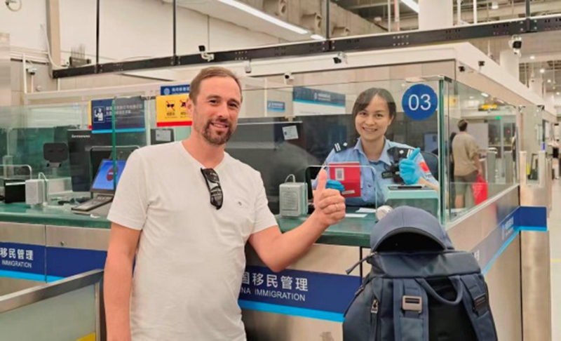 挪威籍采购商约翰森先生点赞皇岗边检站移民管理警察专业高效服务.jpg 挪威籍采购商约翰森先生点赞皇岗边检站移民管理警察专业高效服务.jpg