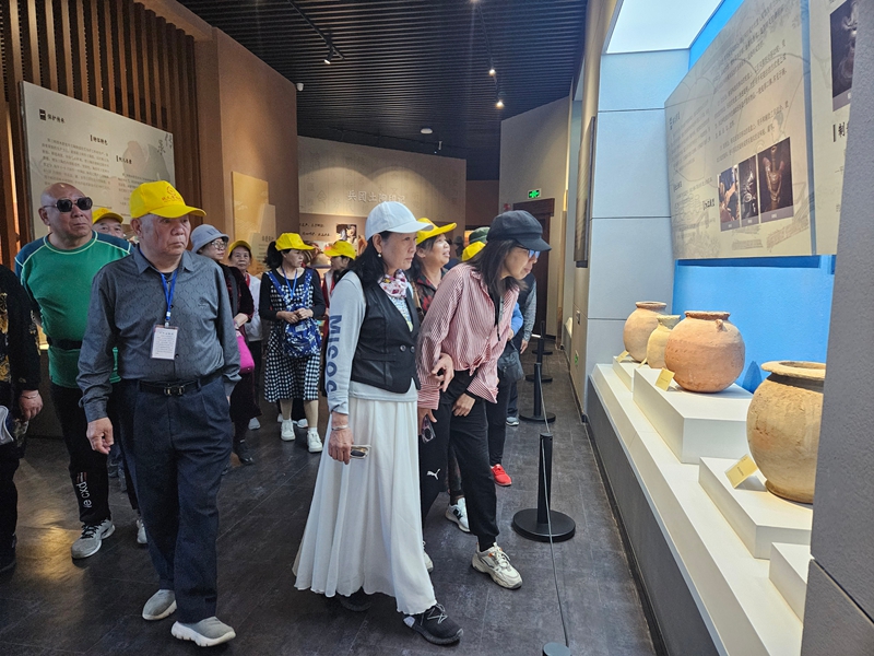 游客在第三师图木舒克市图木舒克土陶技艺馆参观土陶展品.jpg