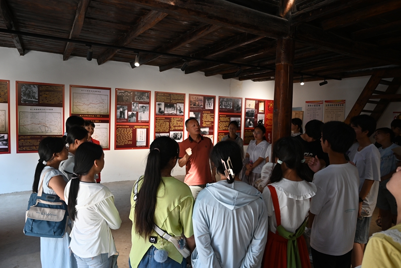 荆州松滋市刘家场镇宣讲团成员胡颖在红四军军部、红二军团部部旧址为镇初级中学学生宣讲红色故事,拍摄:刘霖珂。.jpg 荆州松滋市刘家场镇宣讲团成员胡颖在红四军军部、红二军团部部旧址为镇初级中学学生宣讲红色故事,拍摄:刘霖珂。.jpg