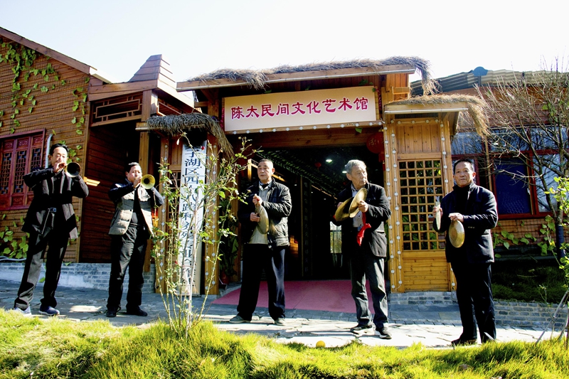 老一辈传承者在鄂州市梁子湖区“陈太民间文化艺术馆”表演牌子锣.jpg 老一辈传承者在鄂州市梁子湖区“陈太民间文化艺术馆”表演牌子锣.jpg