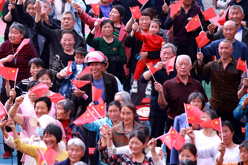 在十堰市郧阳区刘洞镇文明实践活动现场,群众挥舞国旗,爱国氛围热烈。.jpg 在十堰市郧阳区刘洞镇文明实践活动现场,群众挥舞国旗,爱国氛围热烈。.jpg
