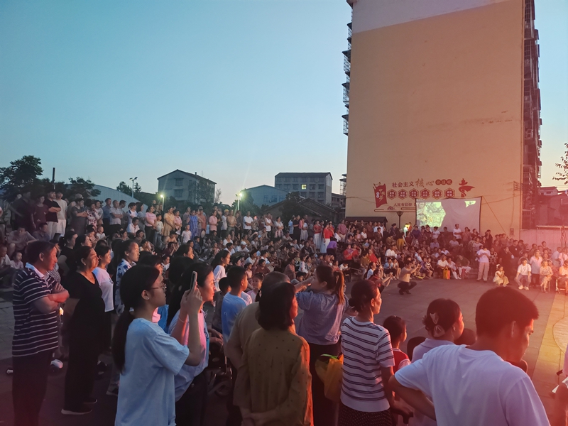 7月10日,由赤壁市委宣传部、市文明办主办的“文明艺站·送新风”文明实践进社区活动走进车埠镇车埠社区。.jpg 7月10日,由赤壁市委宣传部、市文明办主办的“文明艺站·送新风”文明实践进社区活动走进车埠镇车埠社区。.jpg