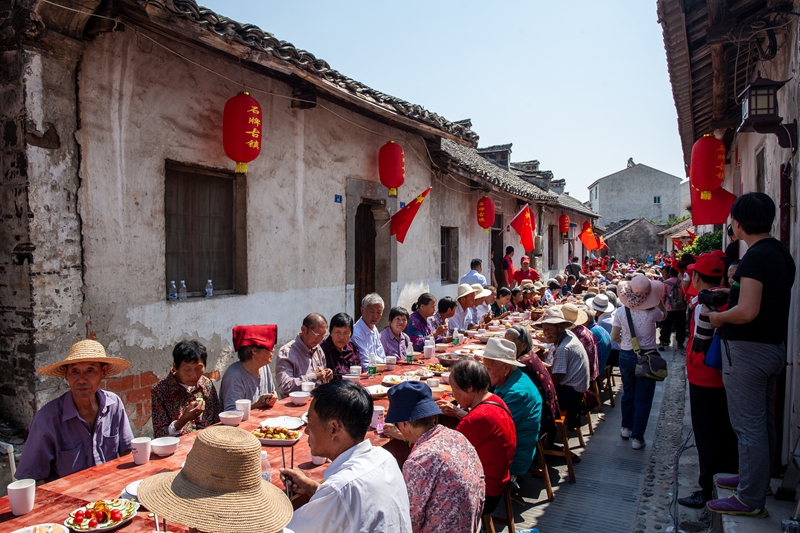 荆门市石牌镇“敬老长桌宴”摄影:余国彪.jpg 荆门市石牌镇“敬老长桌宴”摄影:余国彪.jpg