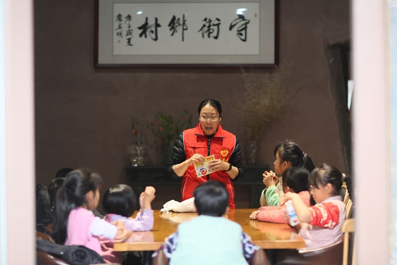 神农架木鱼镇枝子的花园民宿里,文明实践志愿者给小朋友们传授非遗文化.jpg 神农架木鱼镇枝子的花园民宿里,文明实践志愿者给小朋友们传授非遗文化.jpg