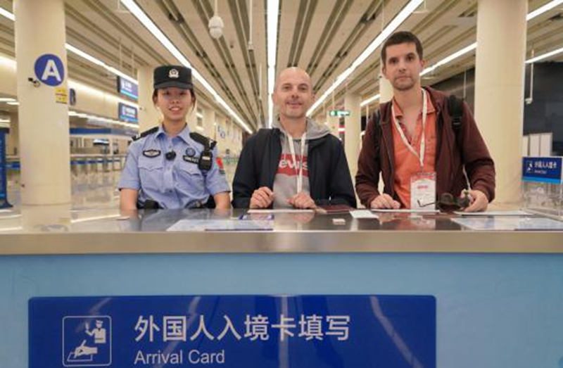 来自西班牙、意大利的两名参加广交会商客要求与提供帮助的皇岗边检站移民管理警察合影.jpg 来自西班牙、意大利的两名参加广交会商客要求与提供帮助的皇岗边检站移民管理警察合影.jpg