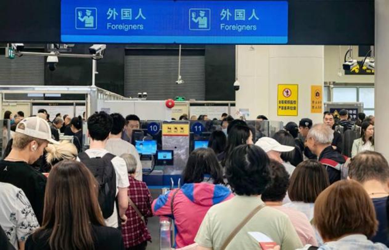 大批赴广州参加广交会的外籍商客经福田口岸外国人通道便捷入境.jpg 大批赴广州参加广交会的外籍商客经福田口岸外国人通道便捷入境.jpg