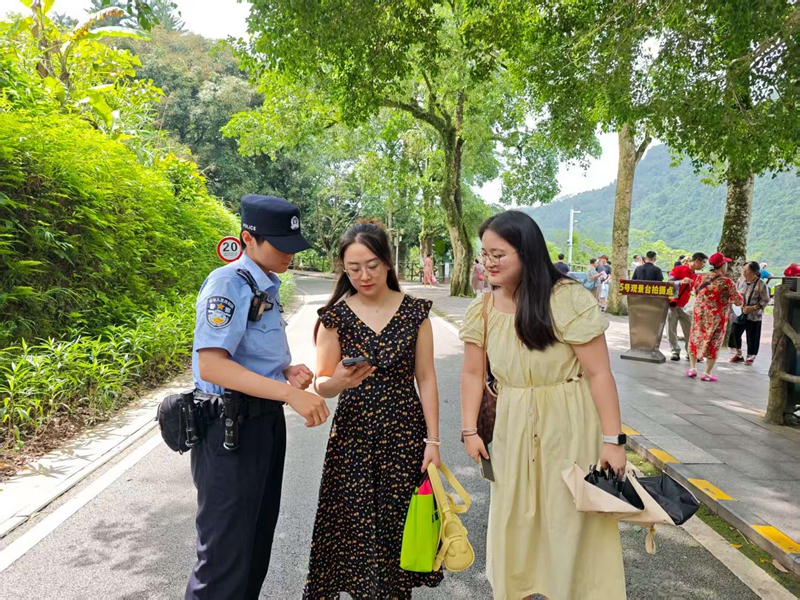硕龙边境派出所女警队队员在德天景区巡逻时为游客提供帮助 (2).jpg 硕龙边境派出所女警队队员在德天景区巡逻时为游客提供帮助 (2).jpg