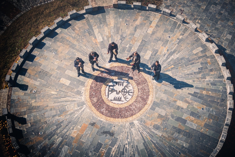 鄂州市梁子湖区陈太村四十八磴公园的“牌子锣”广场.jpg 鄂州市梁子湖区陈太村四十八磴公园的“牌子锣”广场.jpg